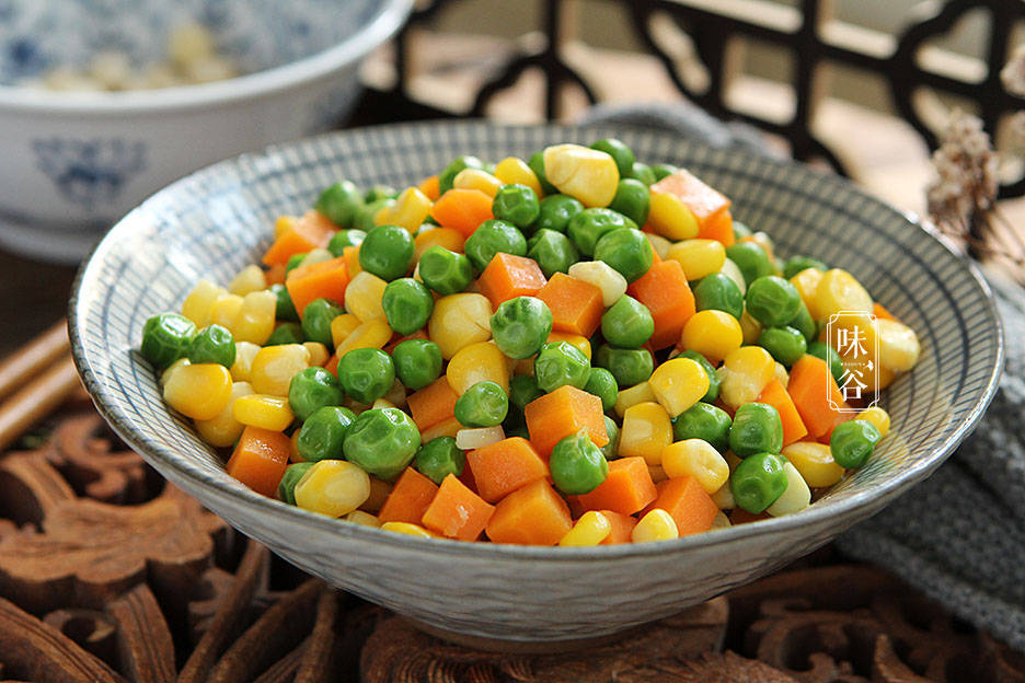 整天对着电脑的上班族可以来个护眼大餐,将豌豆,胡萝卜和玉米一起炒着