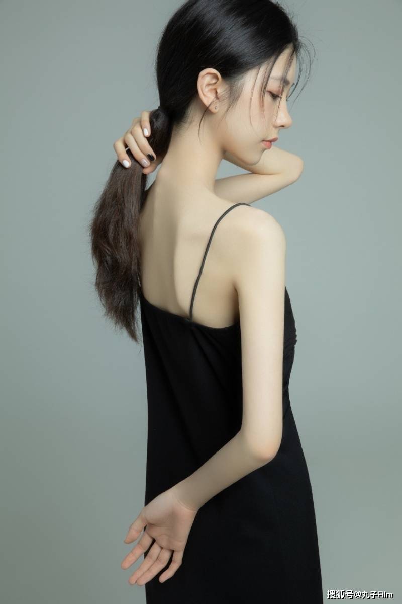 性感美女时尚写真:苗条骨干少女吊带黑裙白嫩肌肤,清纯甜美迷人!