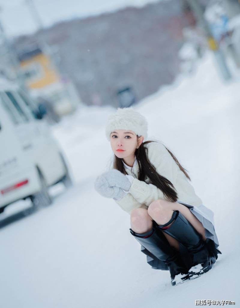 性感美女时尚写真:长发少女红唇雪肤冬日雪地,清纯甜美漂亮迷人!