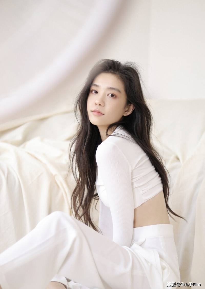 性感美女时尚写真:小蛮腰美少女长发披肩身材苗条,清纯甜美迷人!