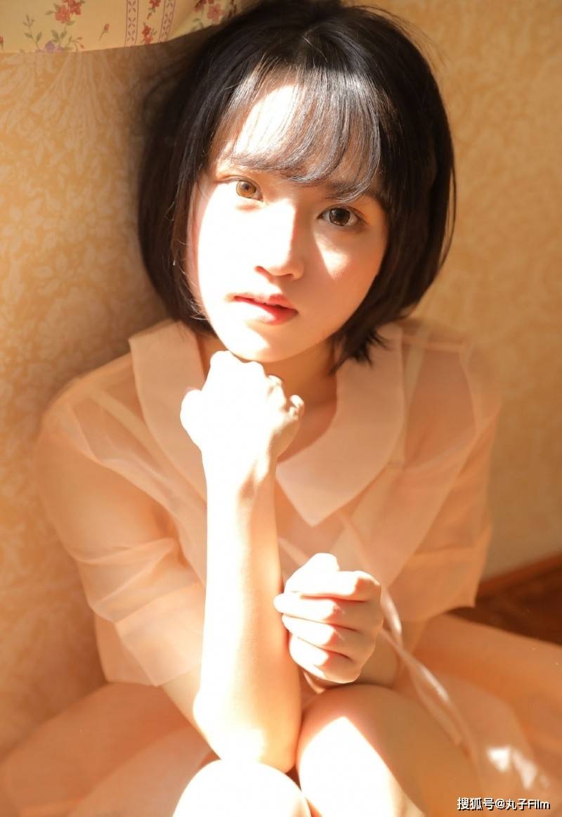 性感美女时尚写真:阳光下的短发少女漂亮脸蛋,清纯甜美可爱!