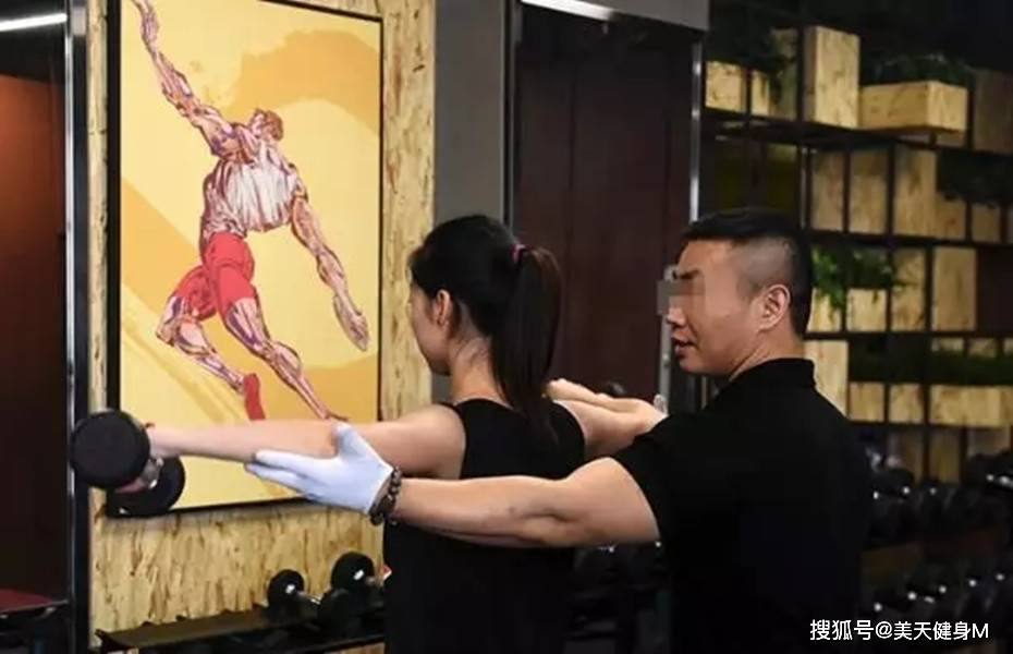 43歲男子參觀健身房，對三名女子觸背、摸肩、貼臉耳語：放輕松點 健身減肥達人 第4张