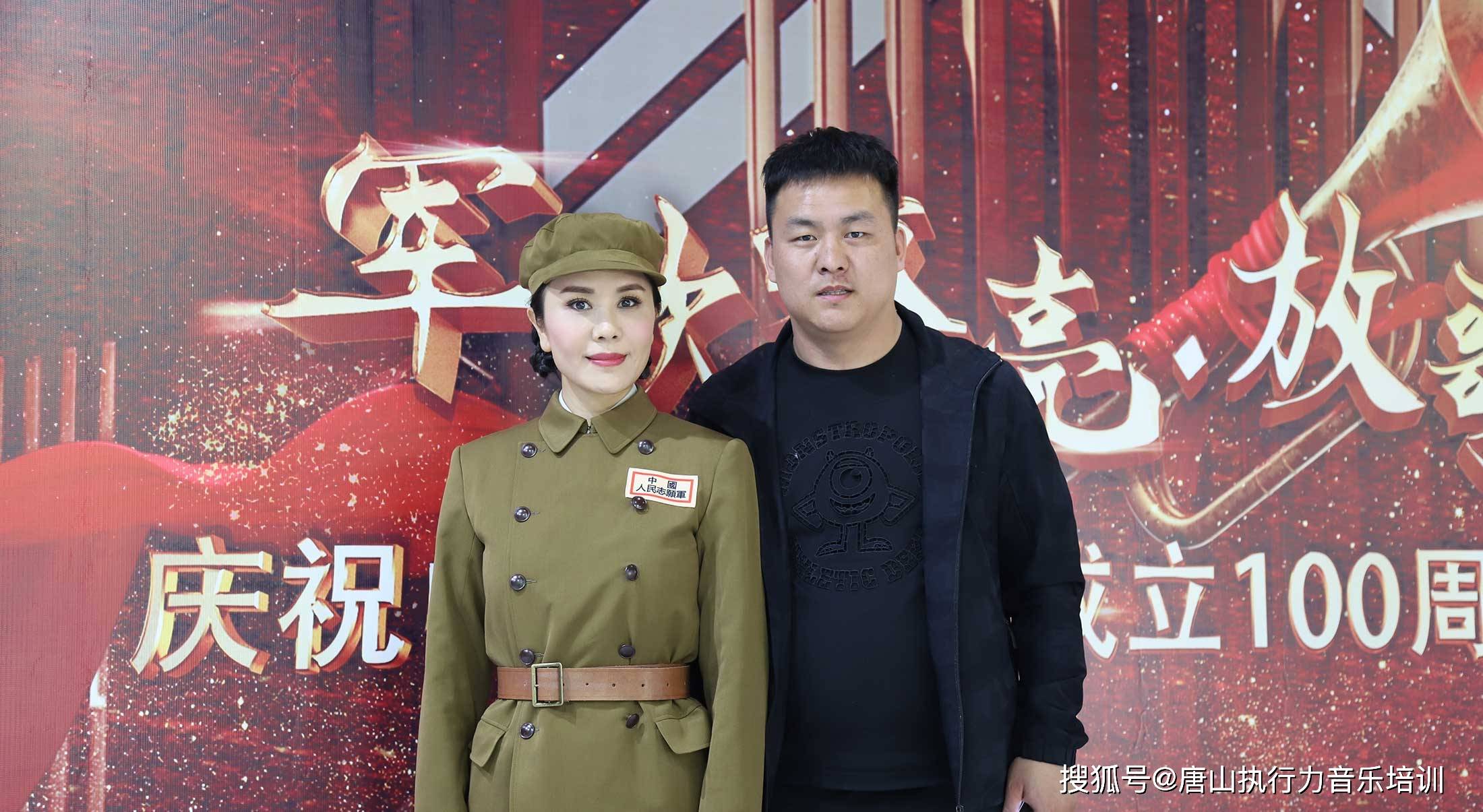 王莹老师和执行力音乐培训校长董志兴合影执行力学子和著名歌唱家王莹