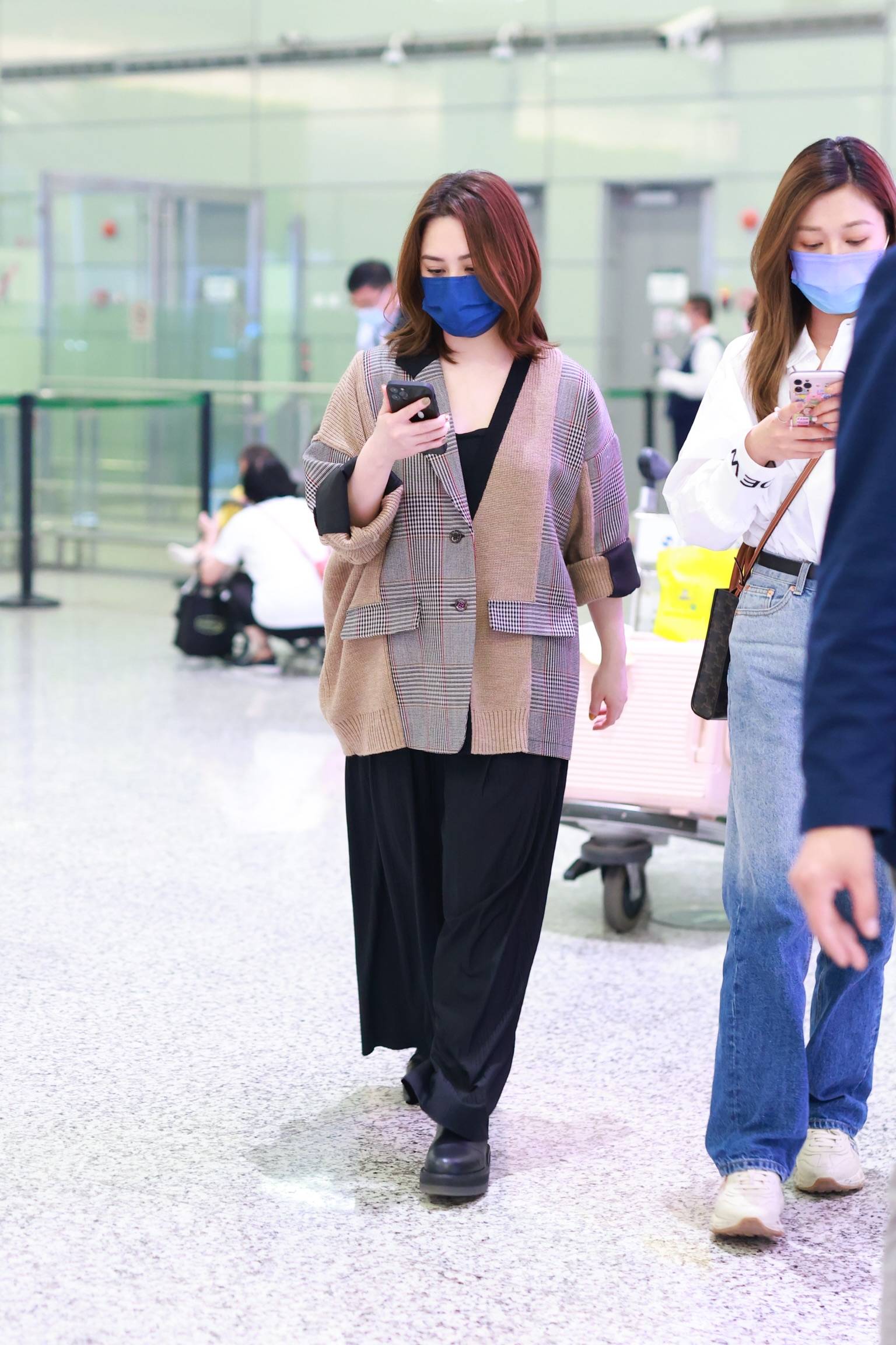 懒理前夫抑郁暴瘦9公斤 阿娇宽松装夜袭机场玩手机