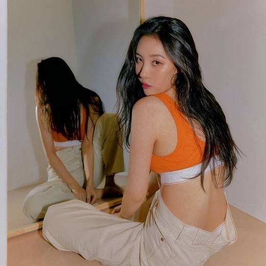 韩国女歌手宣美sns发照秀完美比例身材