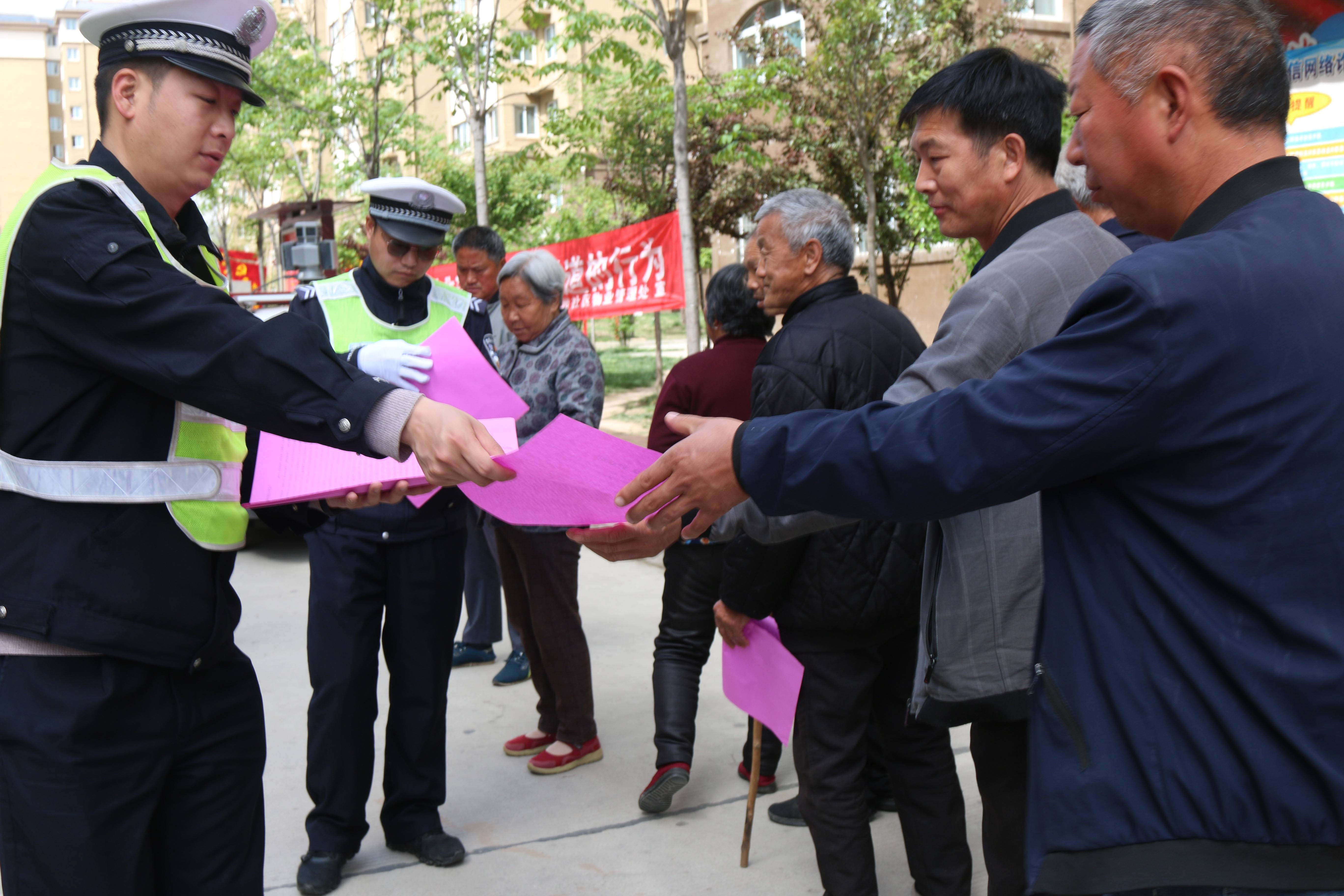 卢氏县公安局交警大队采取多种形式开展交通安全宣传