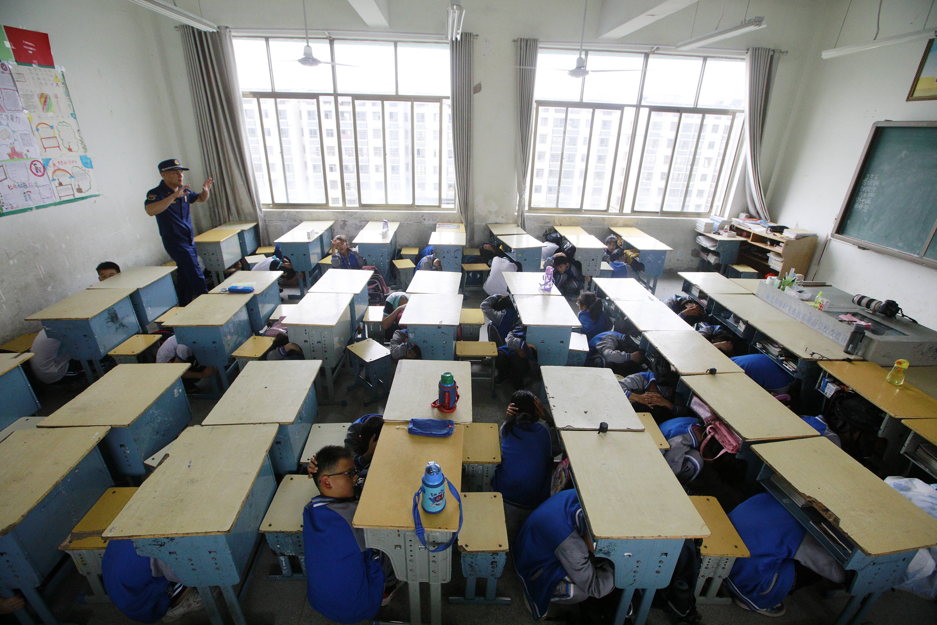 省黄冈市英山县思源实验学校拍摄的五年级学生正在学习地震紧急自救法