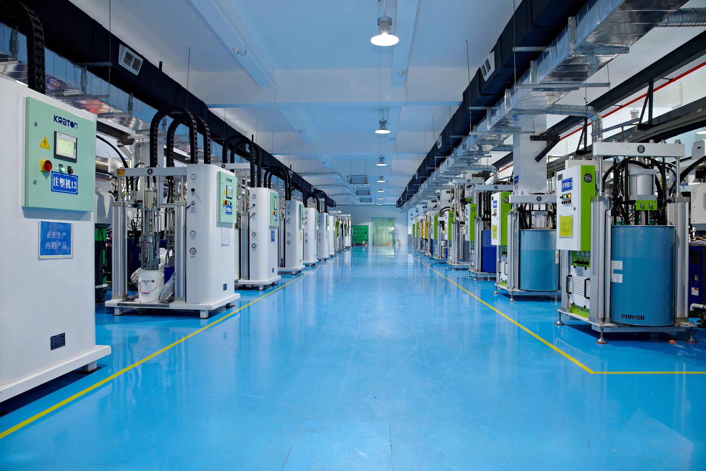 液态硅胶成型机,则被分为立式与卧式硅胶,立式硅胶根据硅胶机的开合模