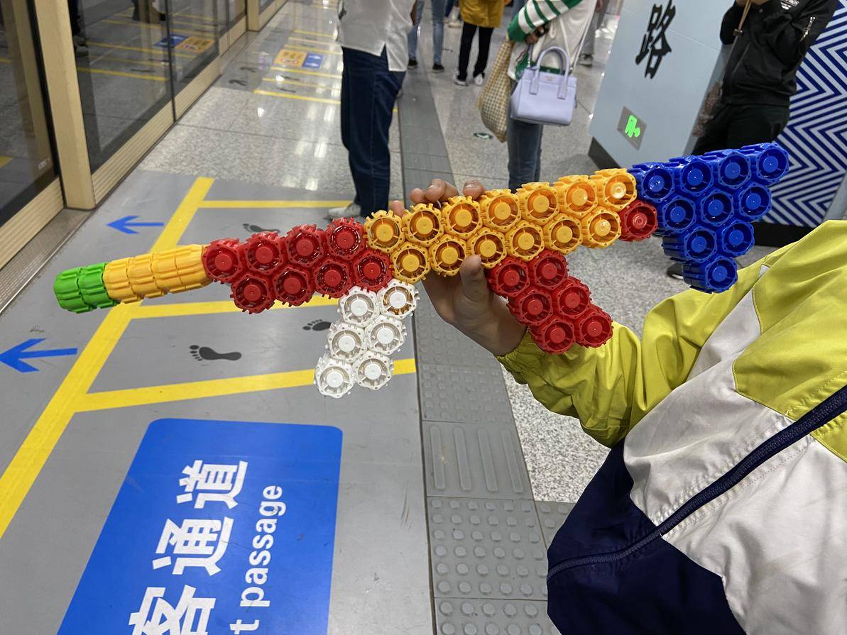 用榫卯积木盖子小瓶盖积木拼的,喜欢的小伙伴可以自己拼起来