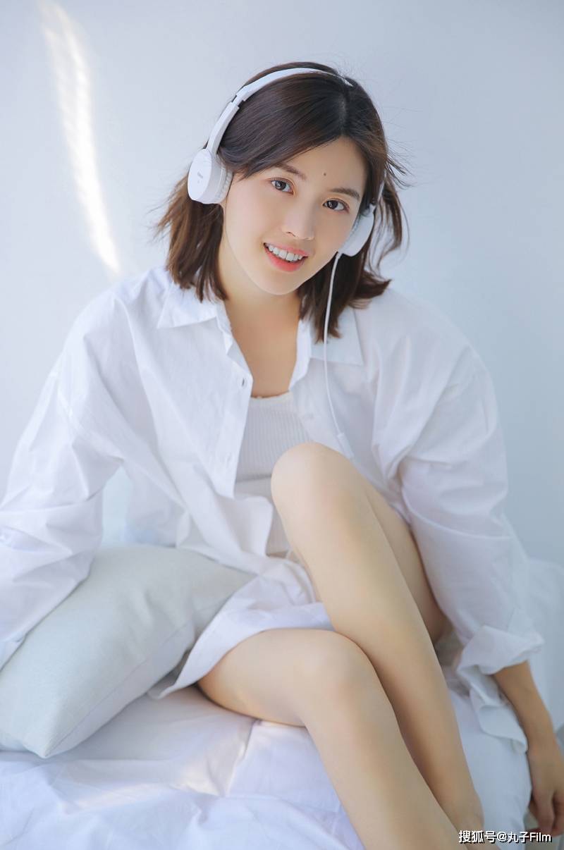 性感美女时尚写真:短发少女修长美腿文艺青年,清纯甜美迷人!