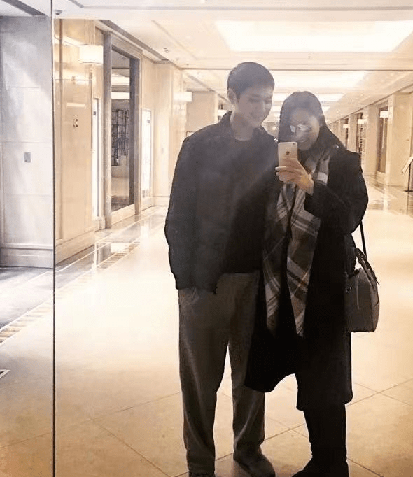 原创张梓琳罕晒全家福挺孕肚与老公聂磊相拥大赞他是好伴侣好父亲