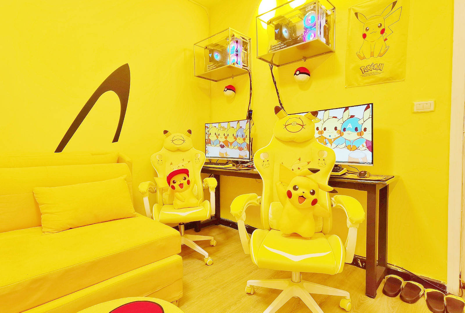 而且这家民宿的电竞椅是纯黄色的,看一眼就能想到可爱的皮卡丘,如果