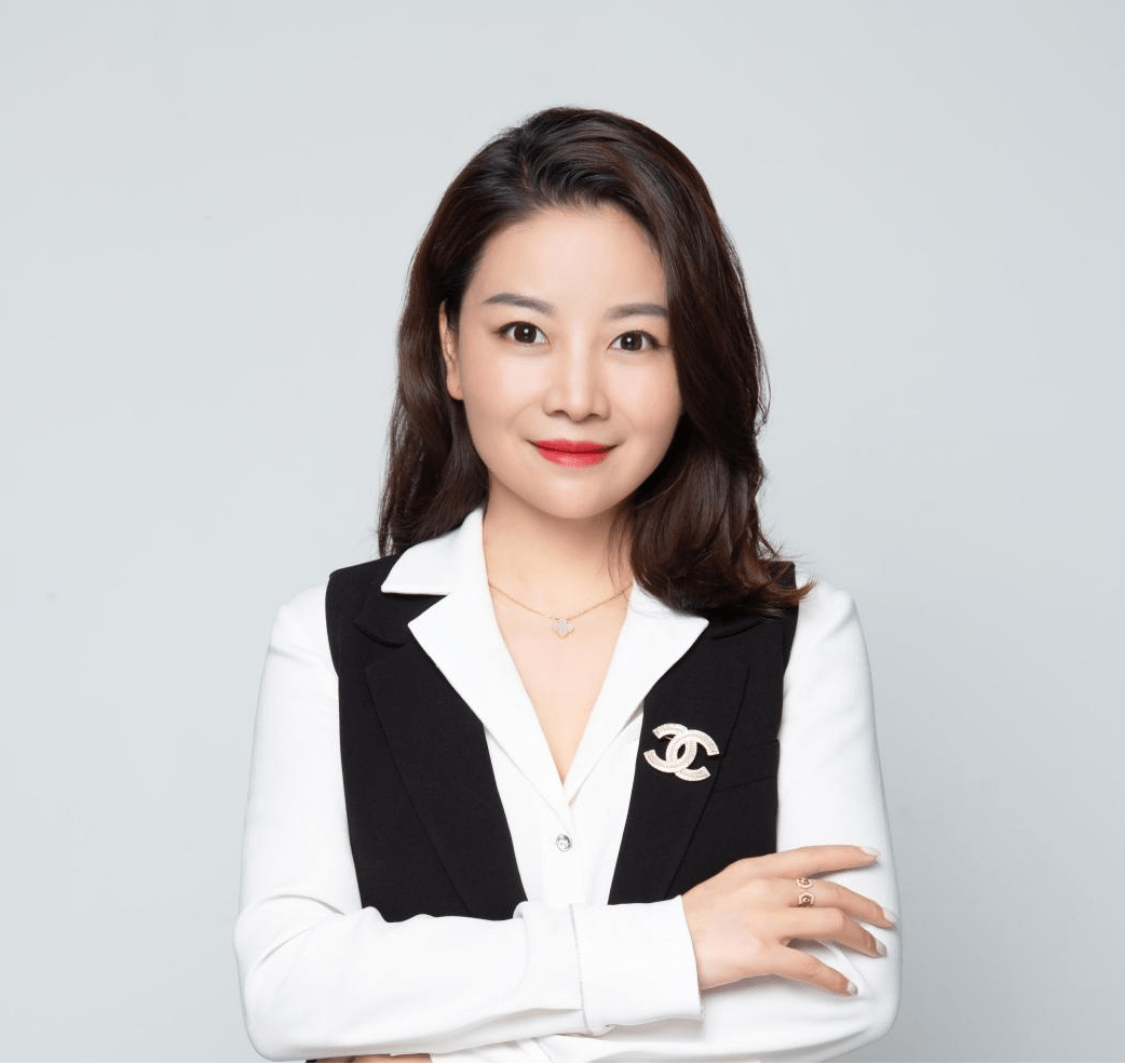 作为中易通科技董事会高层唯一的女性管理者,黄艳青每天需要做大量的