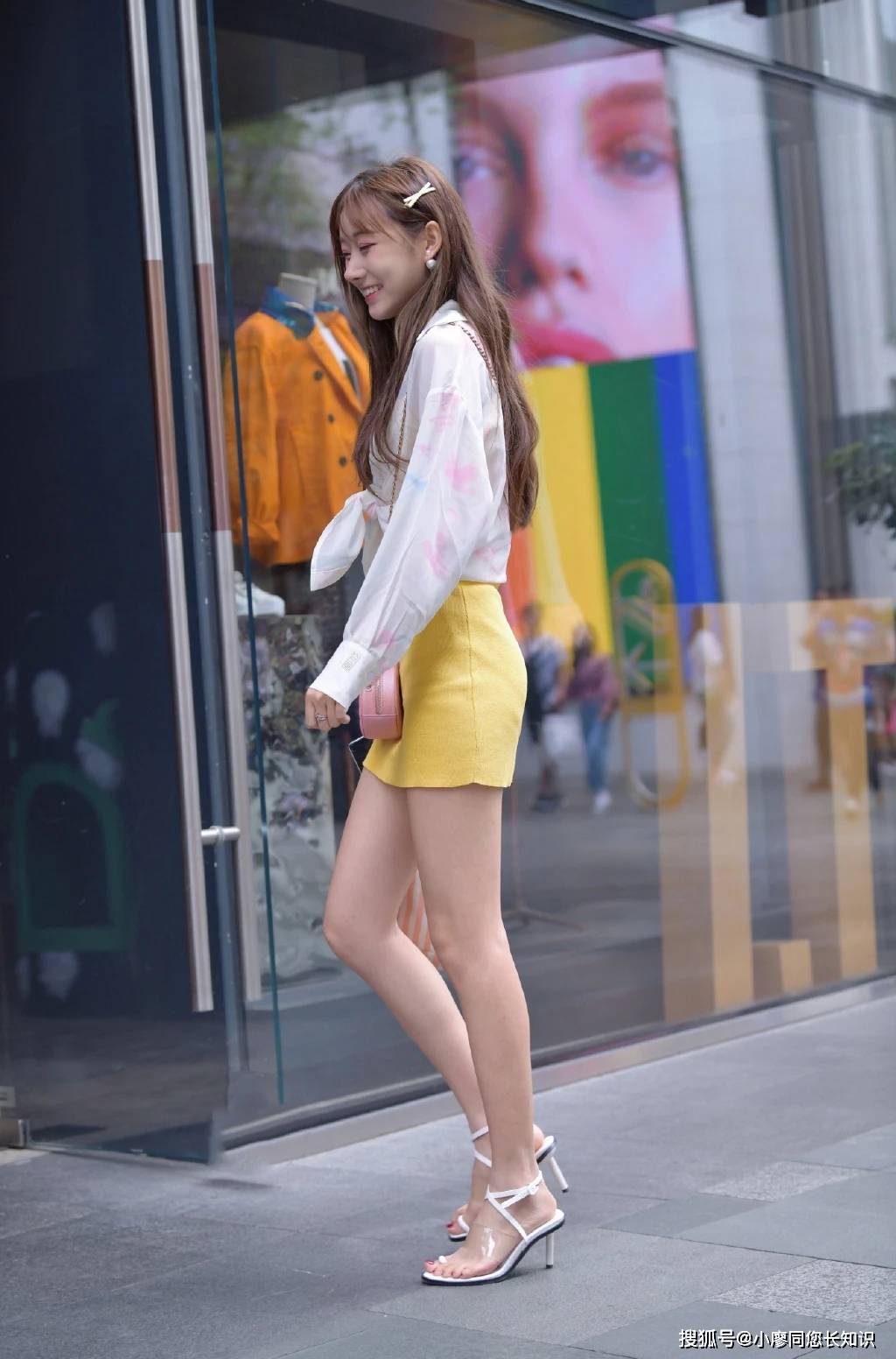 街拍妹子的笑容真甜美