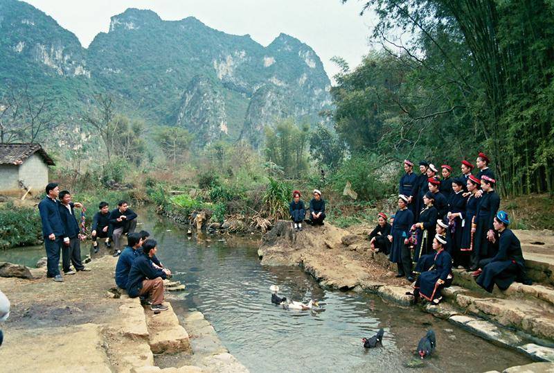 广西东兰县长江山歌群图片