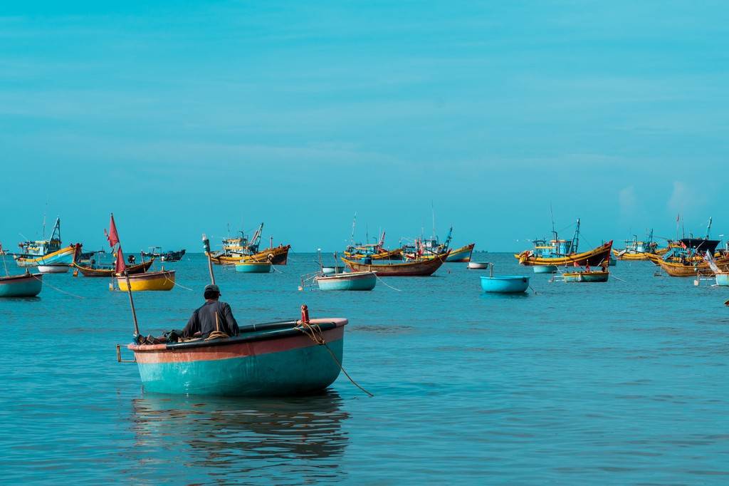 越南美奈海天一色 渔船返航风景如画
