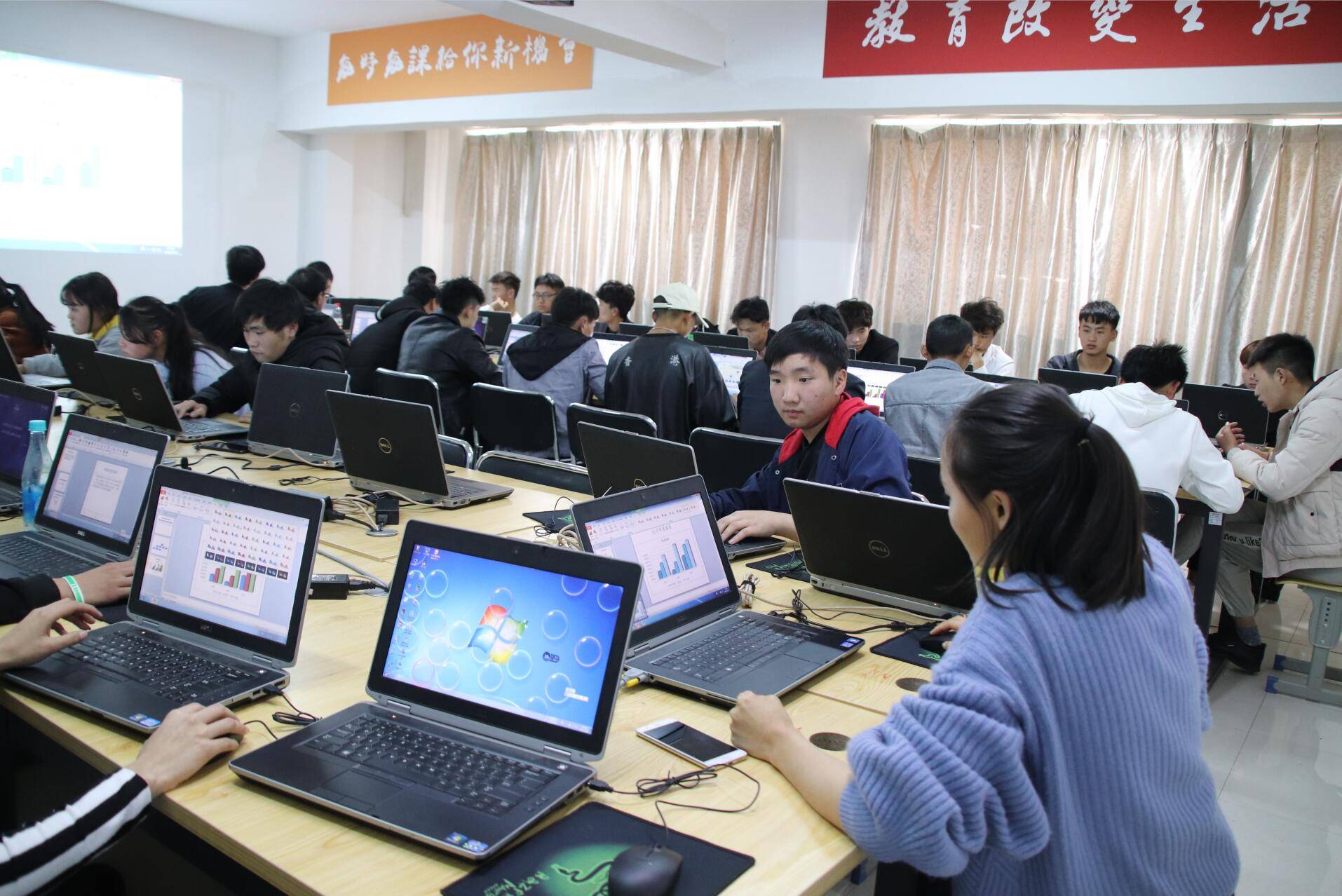 昆明华航技工学校电子商务专业