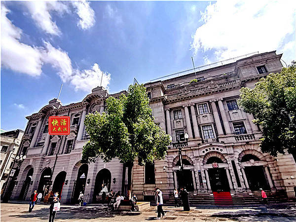 中南银行大楼,1920年建成.古典主义建筑,由华侨黄奕柱创办.