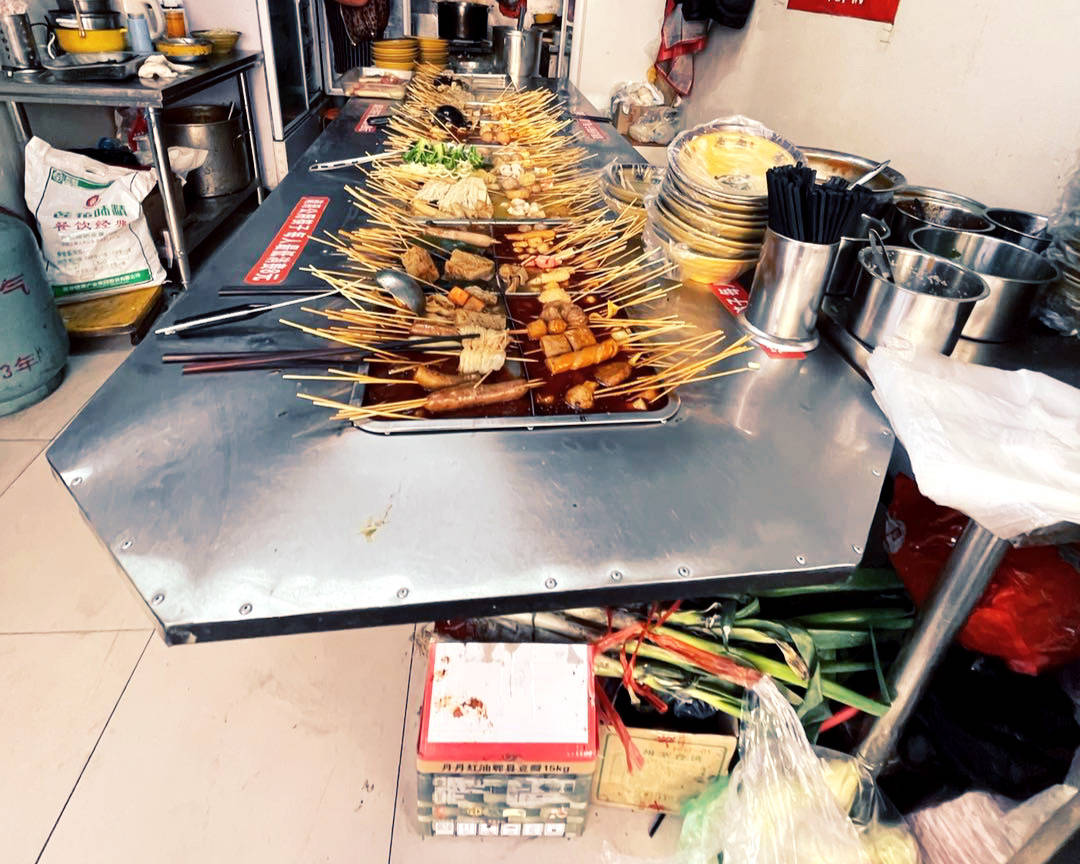 以前店面只有一间,食客需要围坐在串串香推车前,好不热闹.