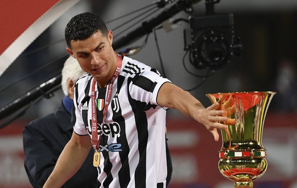 意大利杯决赛: c罗捧起职业生涯第34座冠军奖杯
