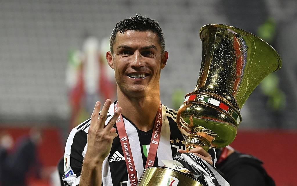 c罗布冯举杯庆祝尤文21亚特兰大意大利杯夺冠