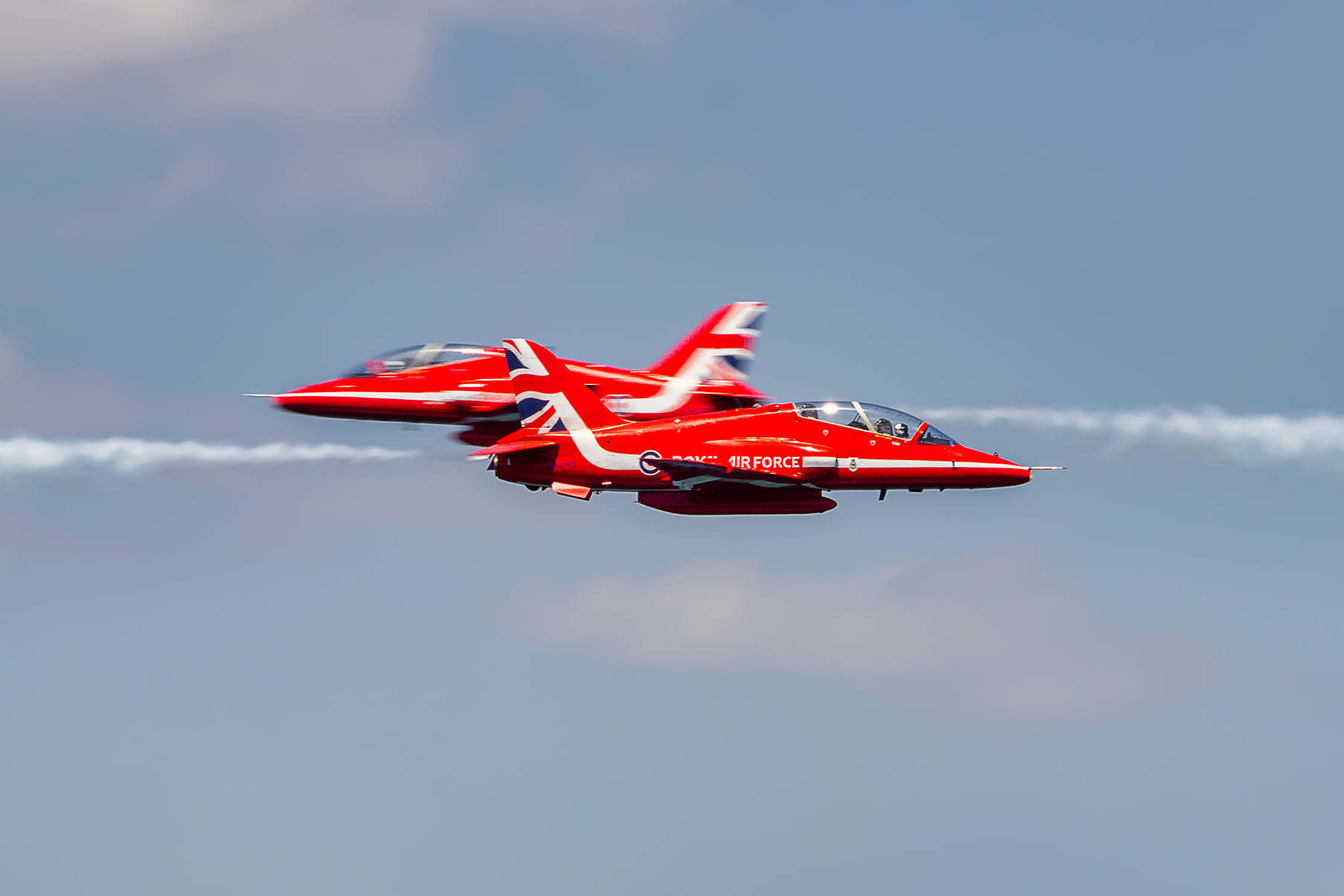 视觉盛宴!"红箭"飞行表演队亮相希腊空军基地