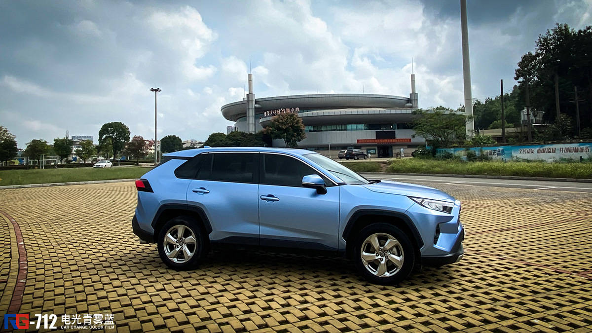 丰田rav4荣放车身改色膜电光青雾蓝