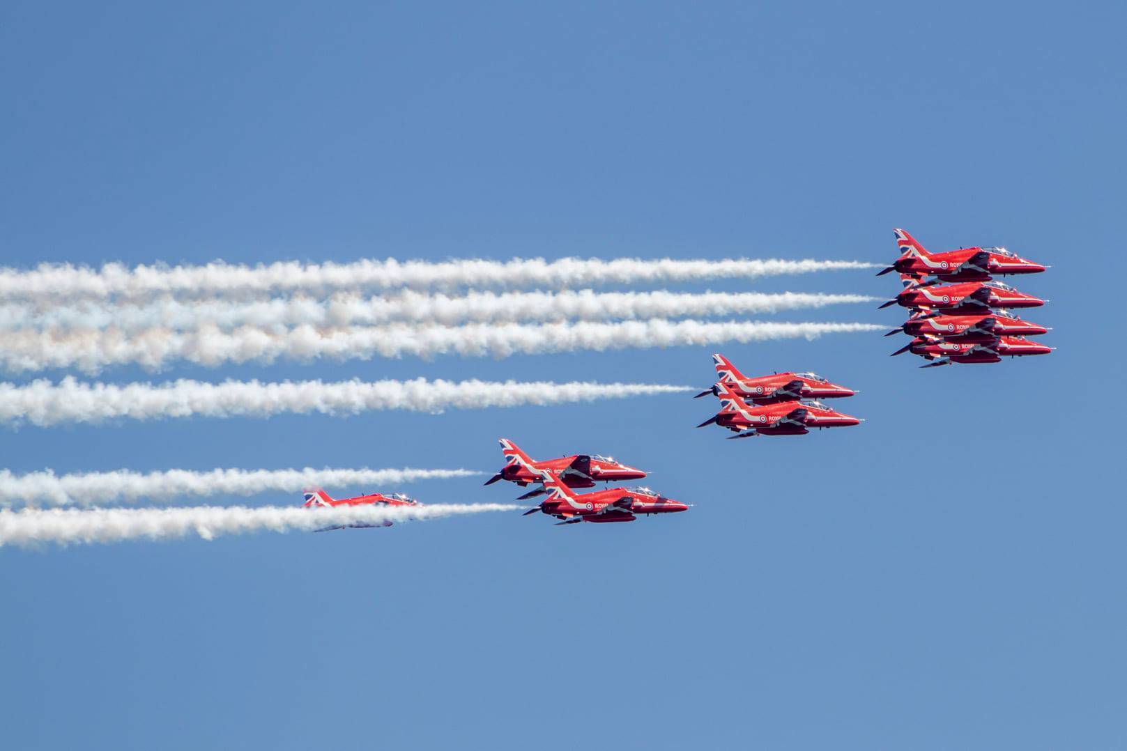 视觉盛宴!"红箭"飞行表演队亮相希腊空军基地