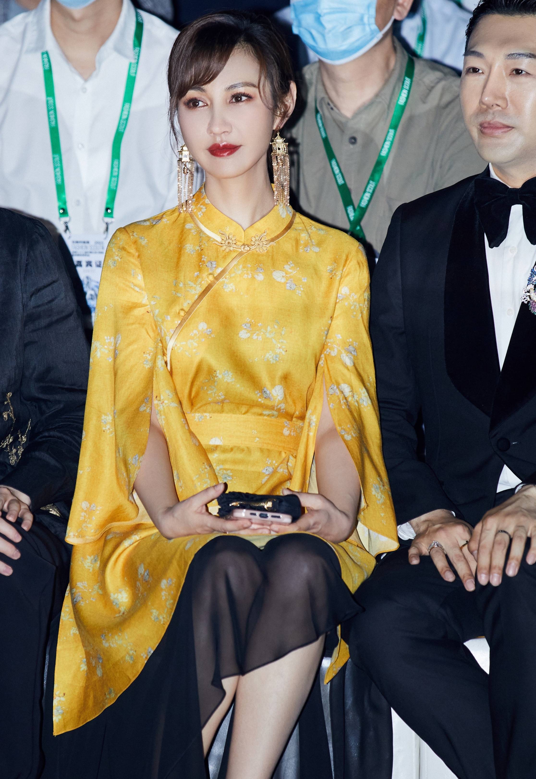 杨雪古风黄衣黑裙惊艳亮相时装周女神降临魅力十足