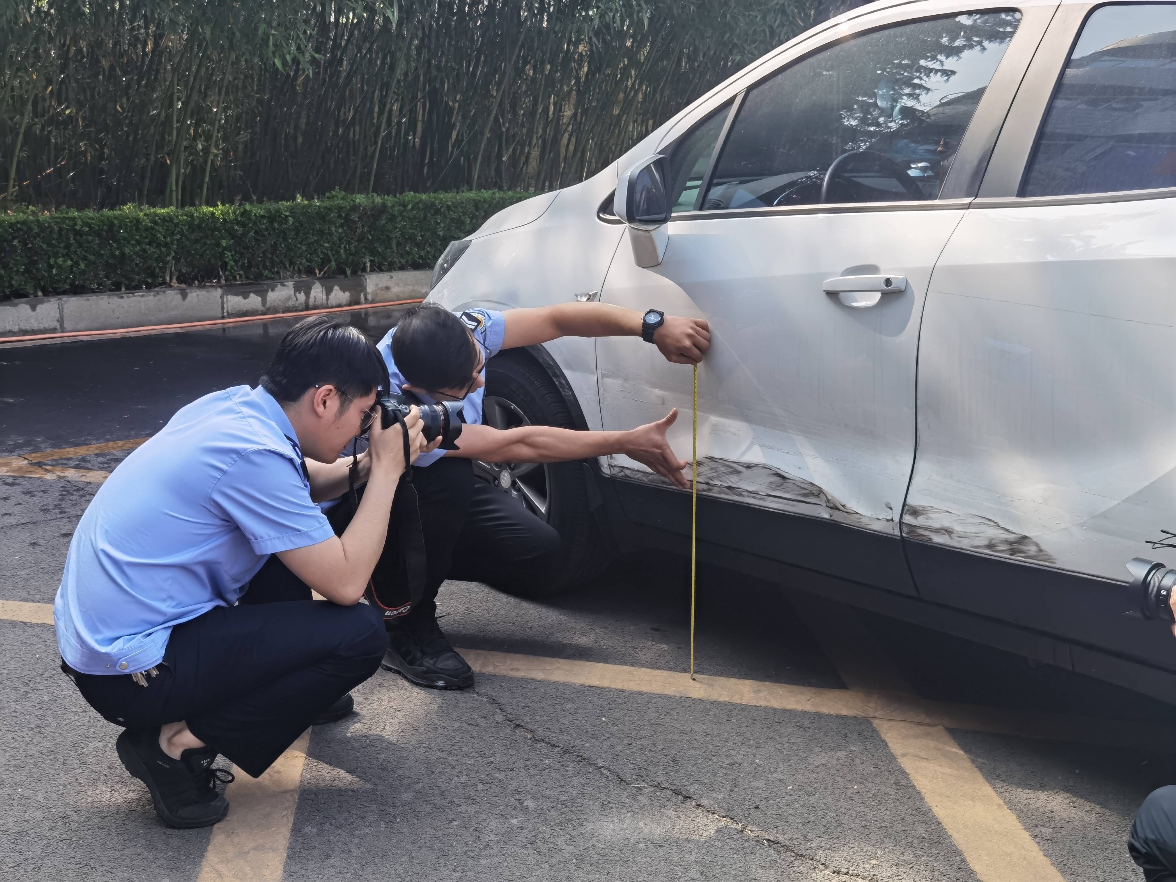 剮蹭了別人的車還跑路……義馬警方1天鎖定逃逸車!_事故