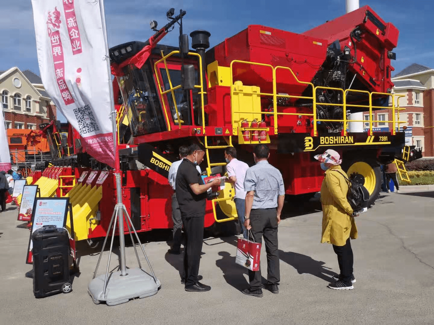 作为国产采棉机领军企业,钵施然也参与了此次盛会.