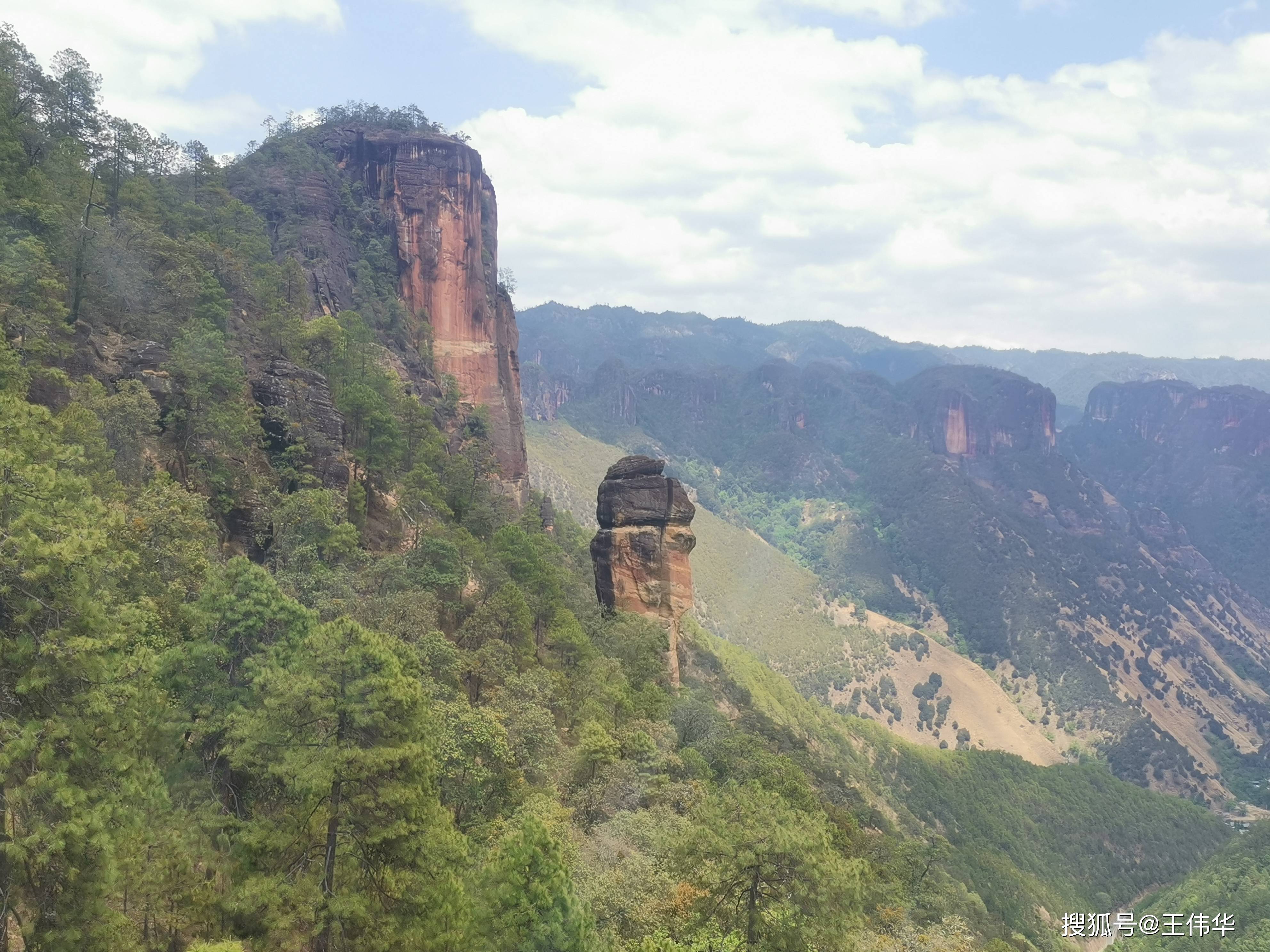 千龟山表面岩石佛陀峰佛陀峰近景观景台俯览千龟山远眺绝壁高处俯览千