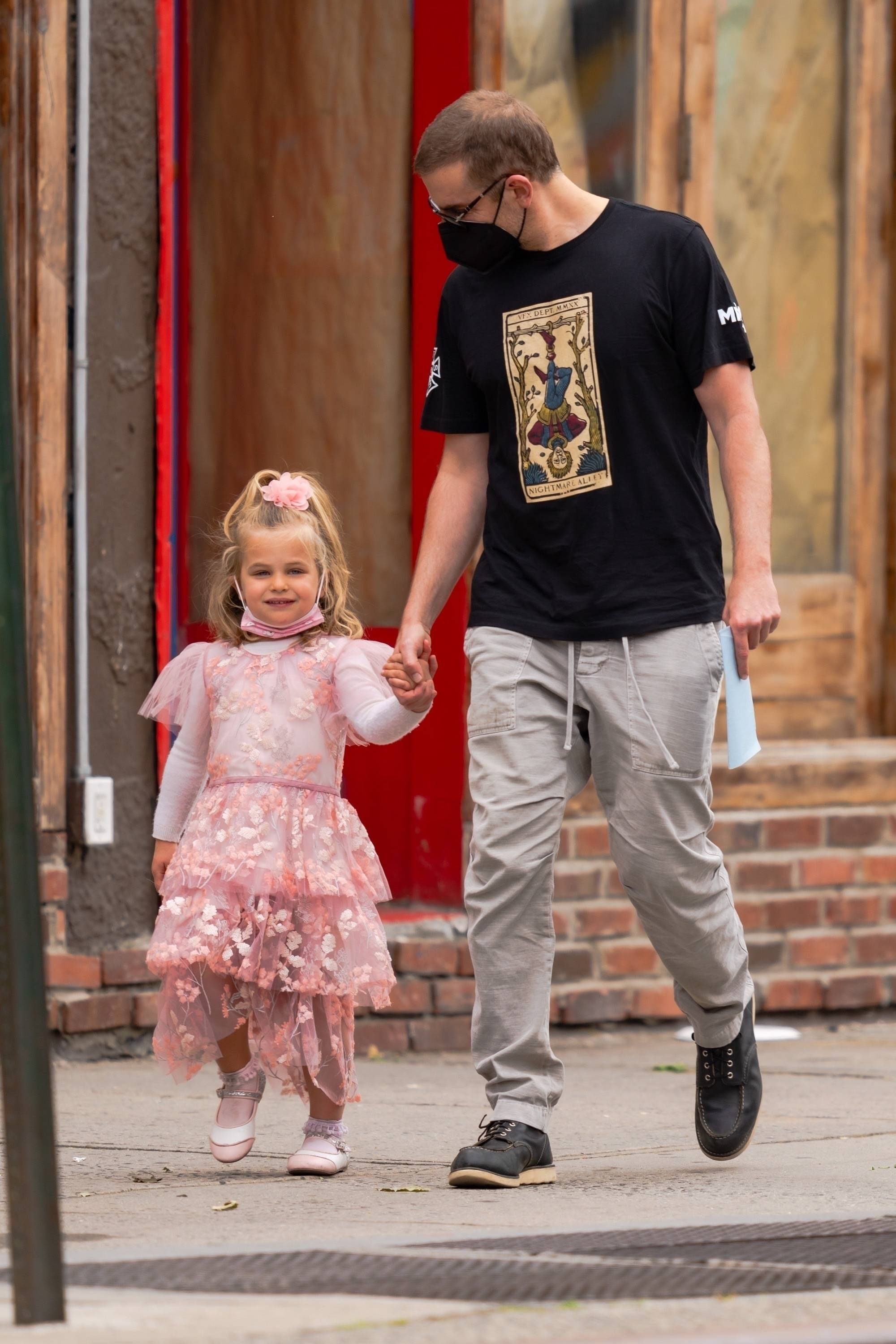 当地时间2021年5月24日,纽约,布莱德利·库珀(bradley cooper)带女儿