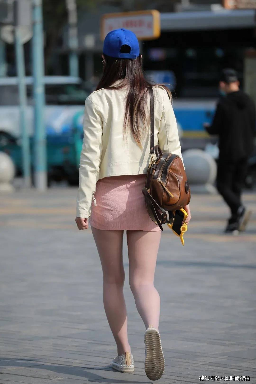 美女穿上一款粉色短裙，时尚又减龄-搜狐大视野-搜狐新闻