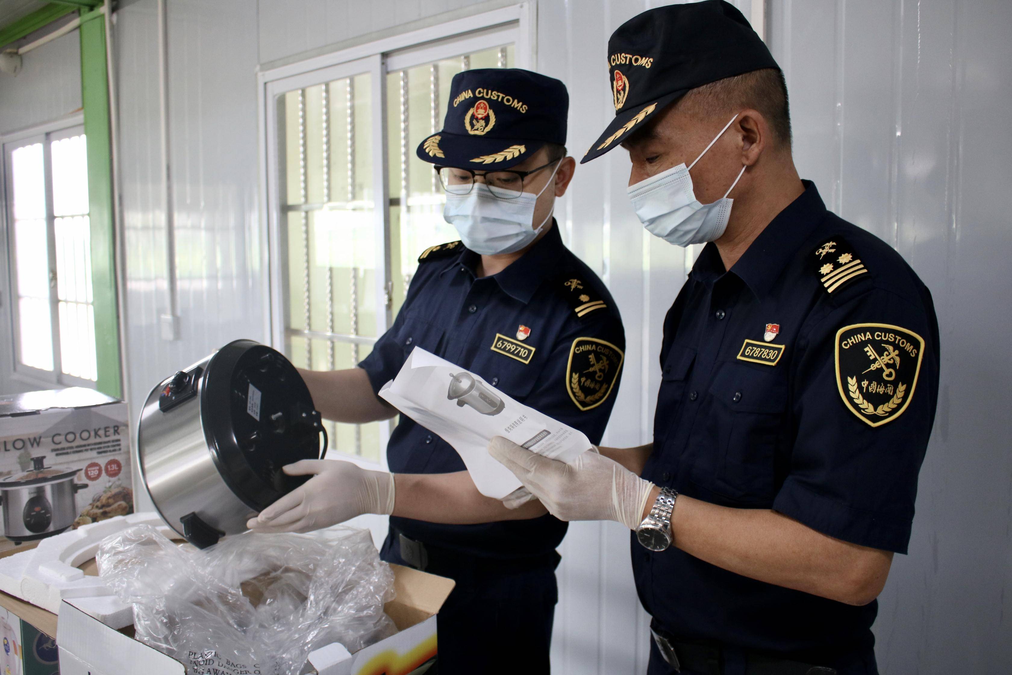 图为:湛江海关关员对出口货物进行查验据海关统计,2021年前4个月,湛江