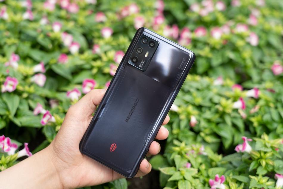 红魔6r图赏可以作为日常用机的游戏手机