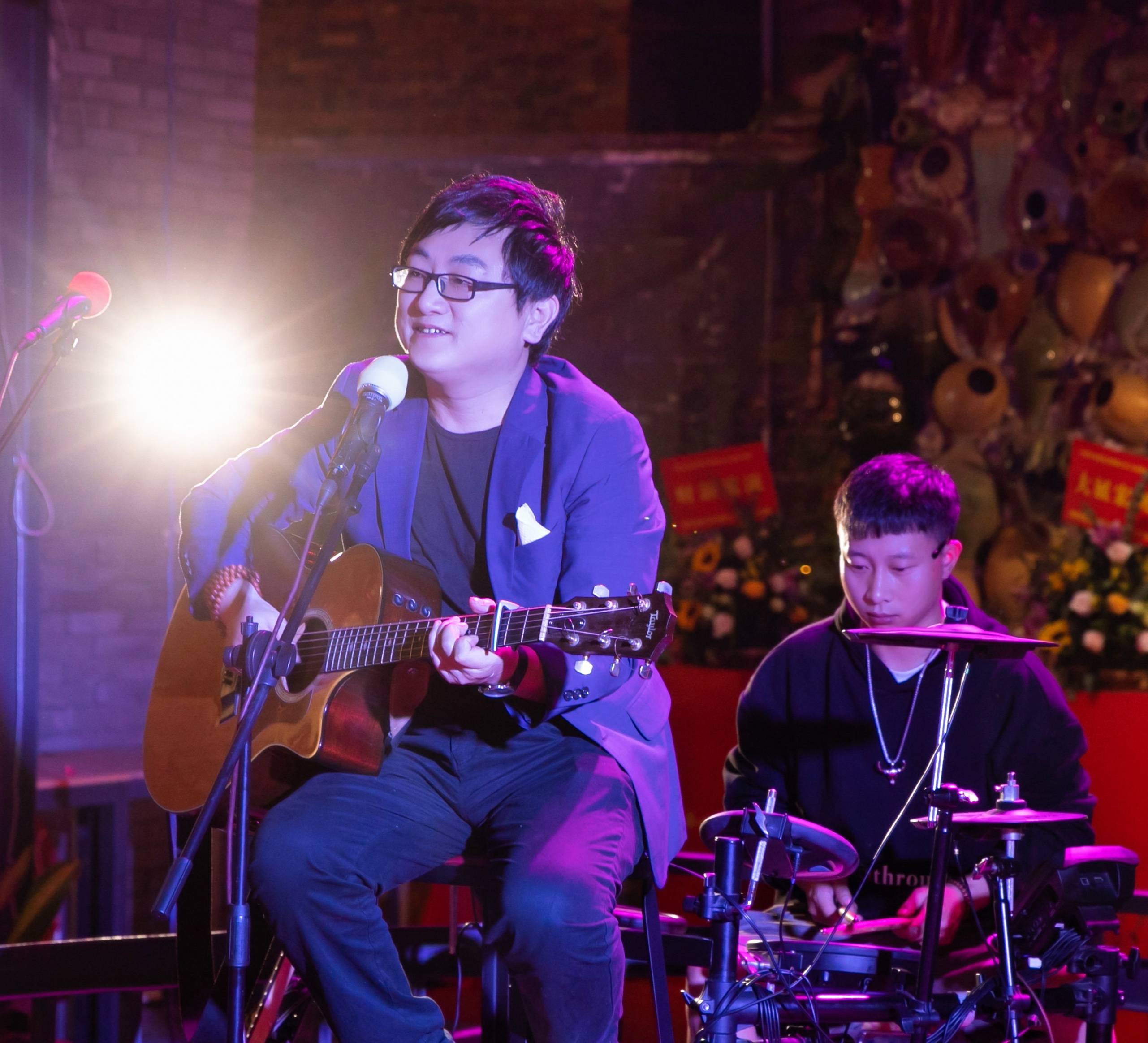 唱作歌手刘晓龙我们都知道《等你在西藏》是民谣歌手刘晓龙写的一首很