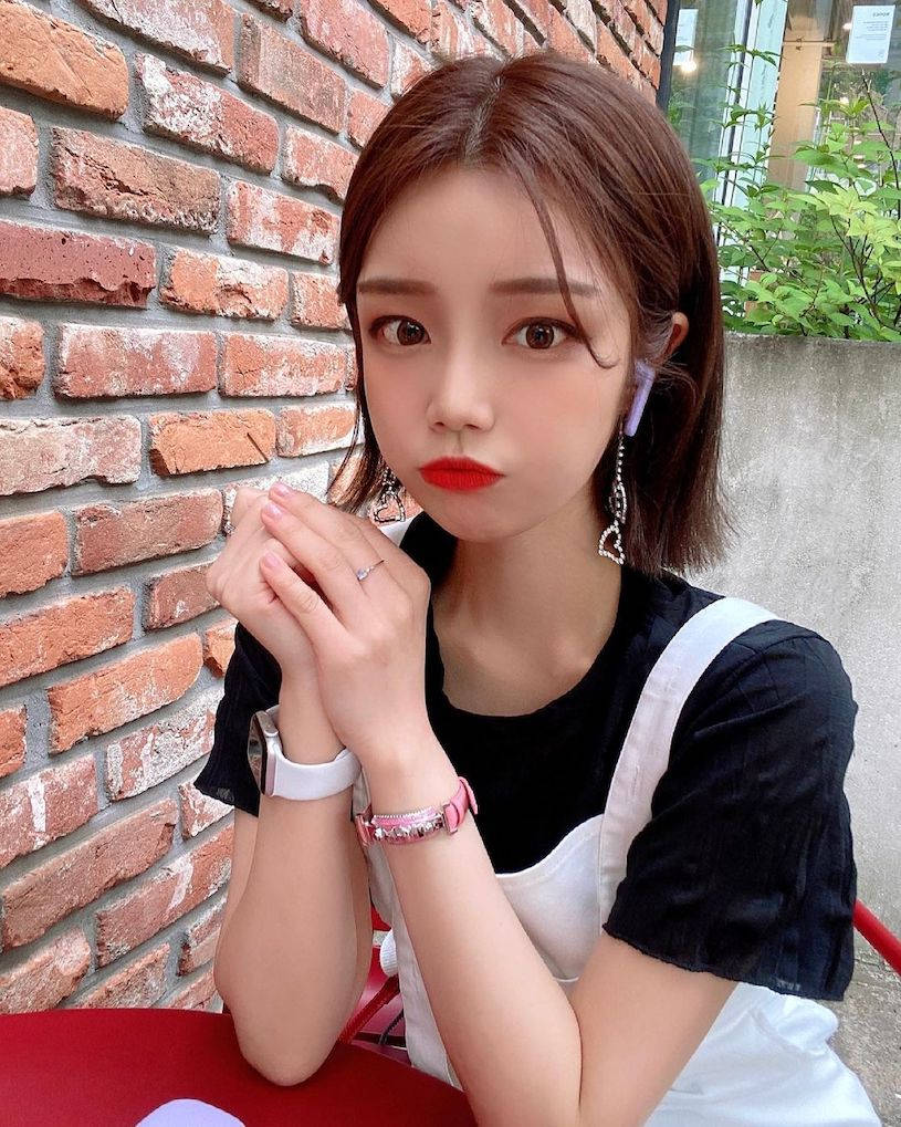 外型很萌,超像漫画中的人物,嘟嘴自拍曲线好优质_带着