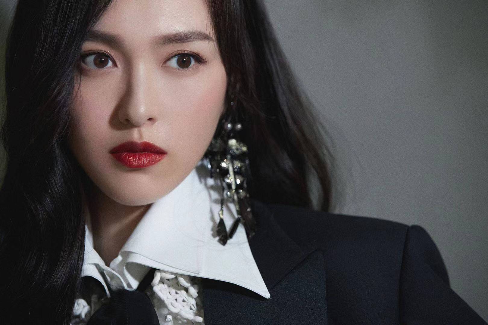 唐嫣蕾丝西装大片又酷又飒诠释别样魅力