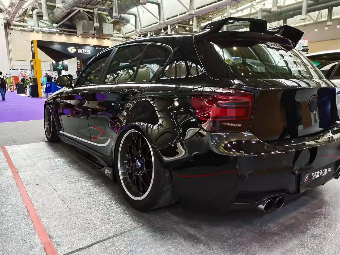 宝马1系f20改装气动避震极致低趴吸引眼球