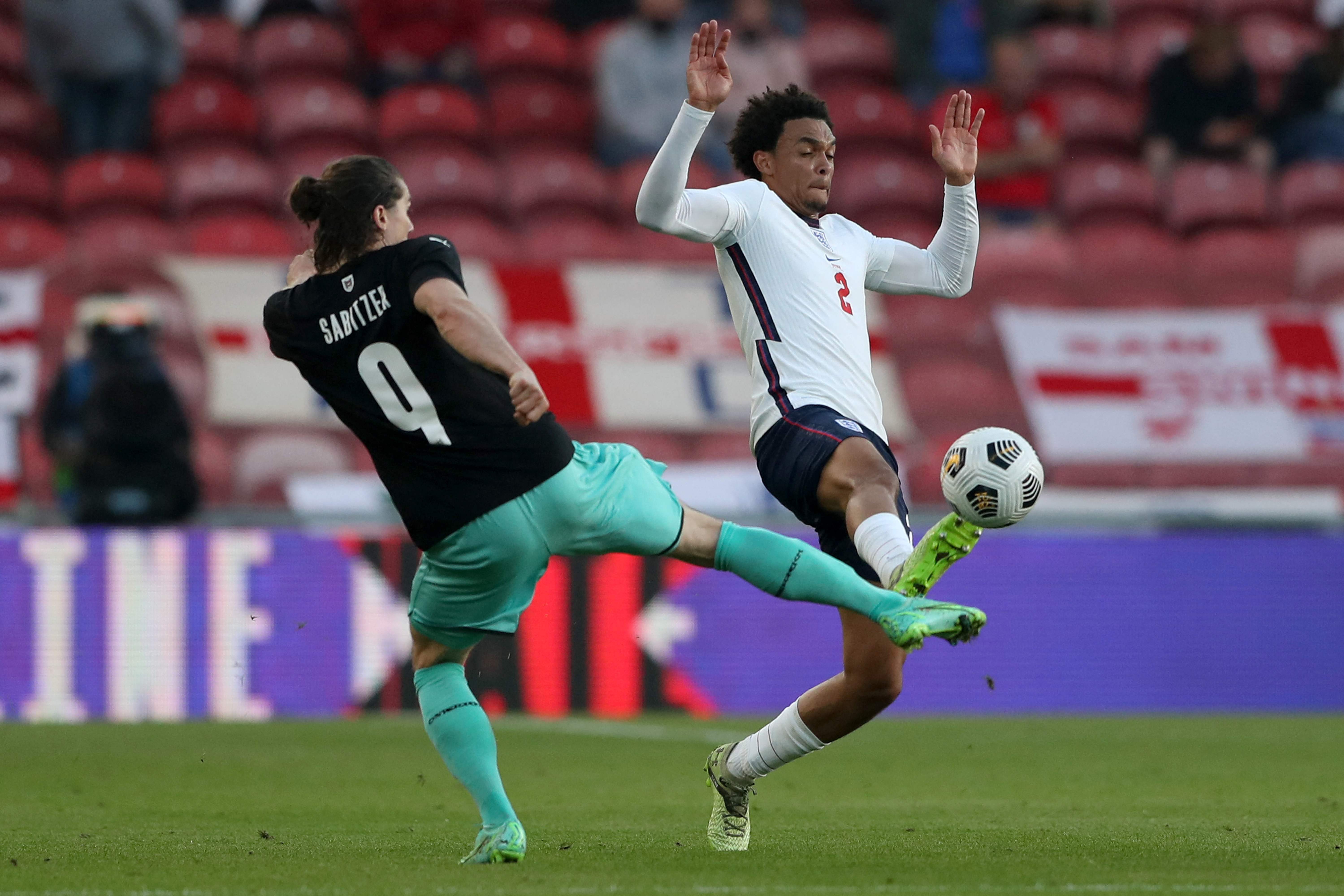 高清图:凯恩错失破门良机 阿诺德争抢球权