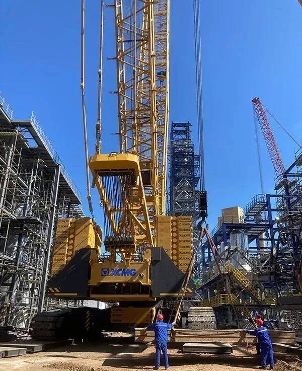 3小时126米锦州石化800吨履带吊自行走转场记