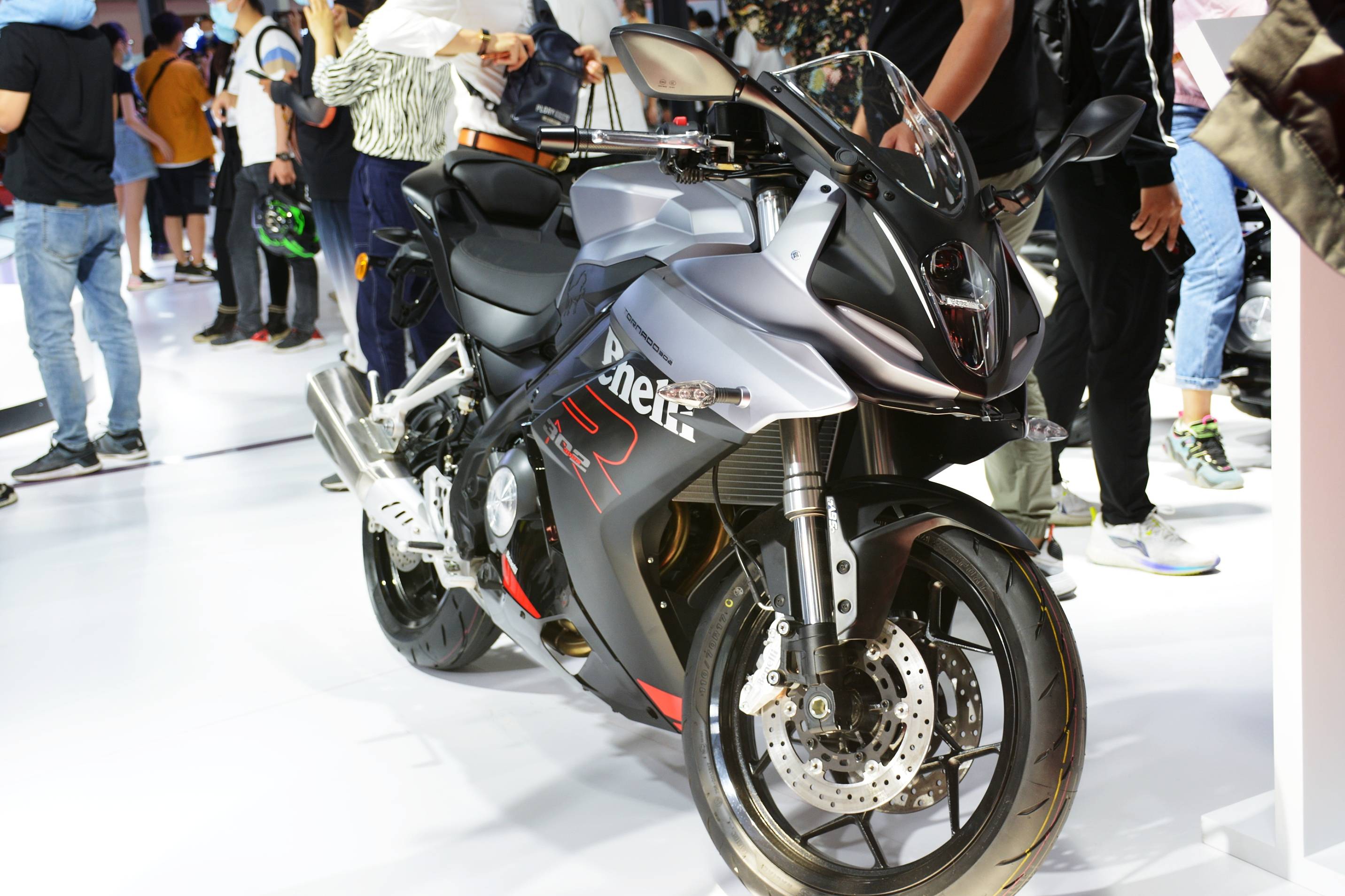 北京国际摩托车展开幕,各地摩友奔赴京城,现场很火热!_停车场