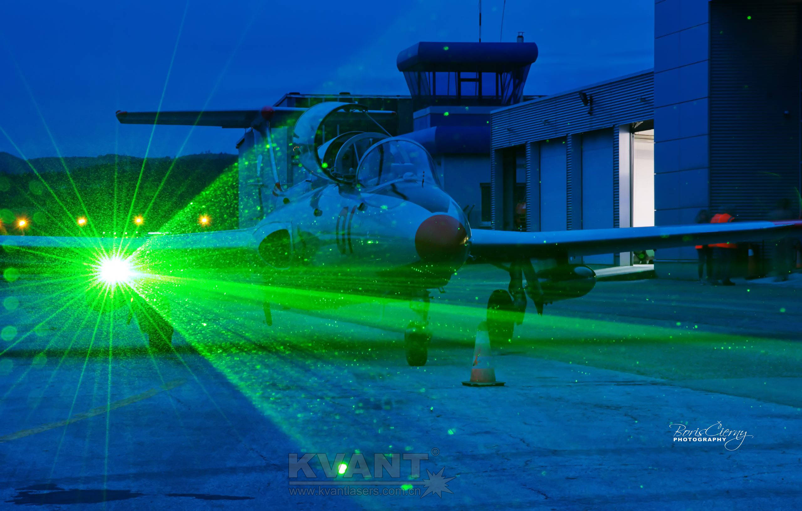 科旺特激光技术人员登上喷气式战斗机