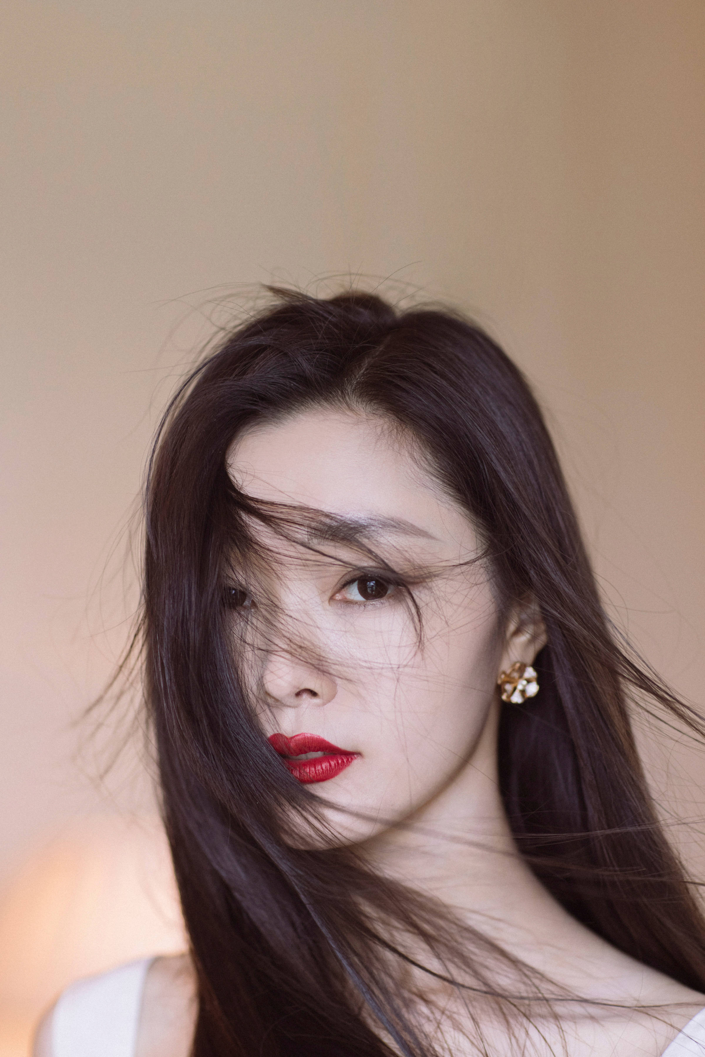 好清新!宋轶身穿白色吊带纱裙 大秀美背超迷人