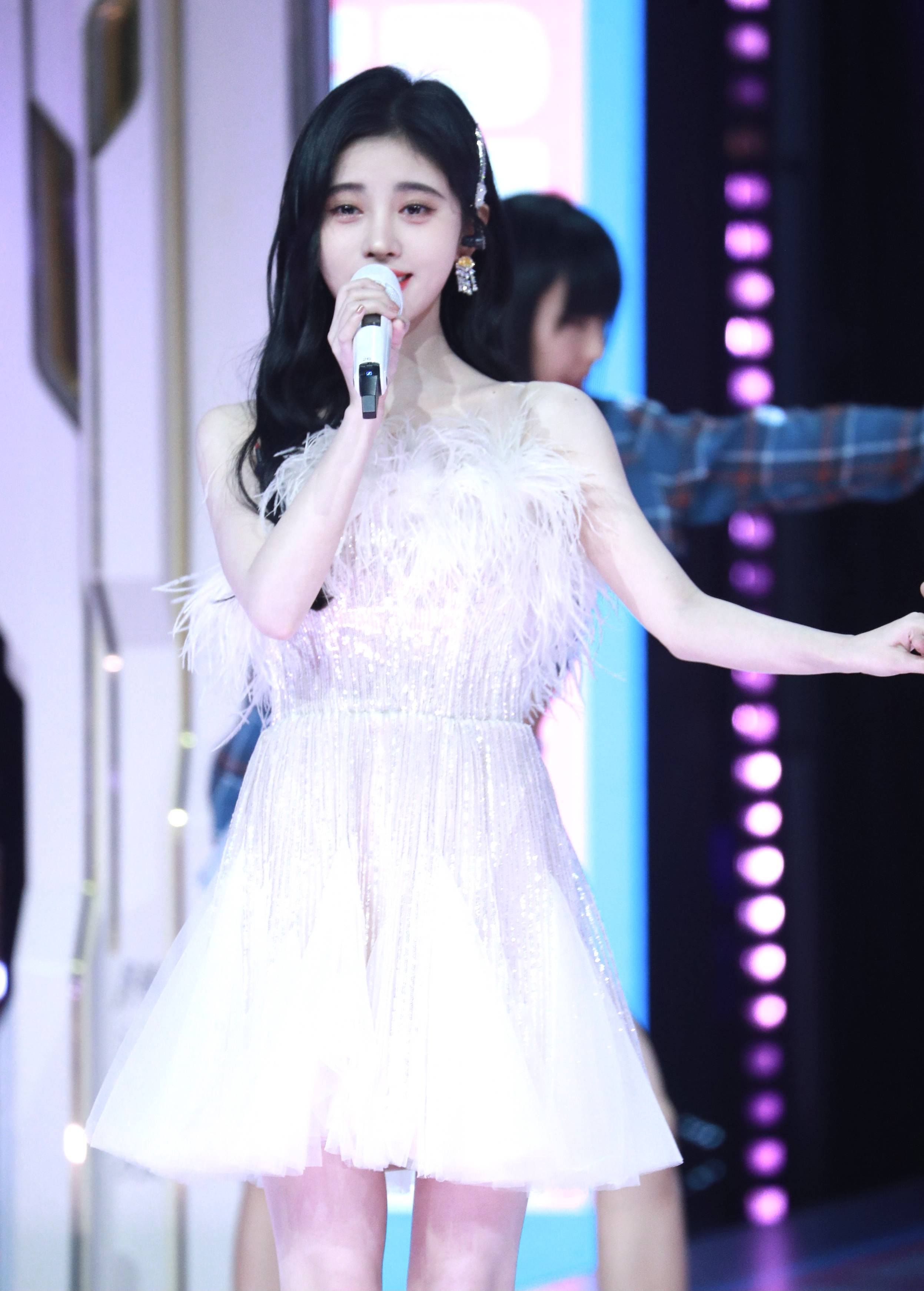 鞠婧祎穿粉白羽毛裙又仙又美 跳舞还不忘表情管理