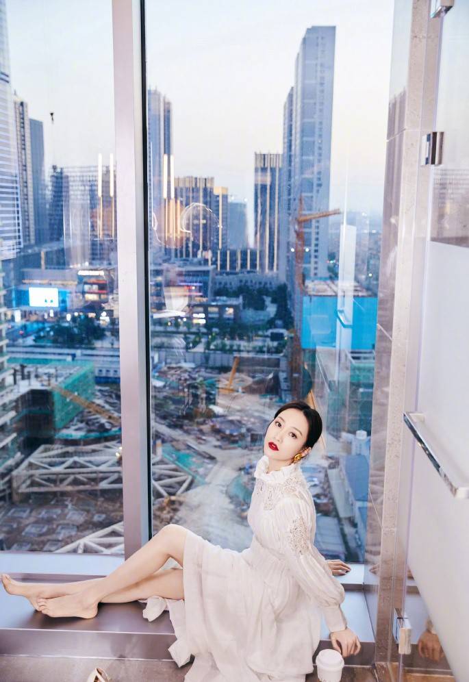 王鸥穿镂空白色长裙身材妖娆 对镜梳妆秀性感红唇