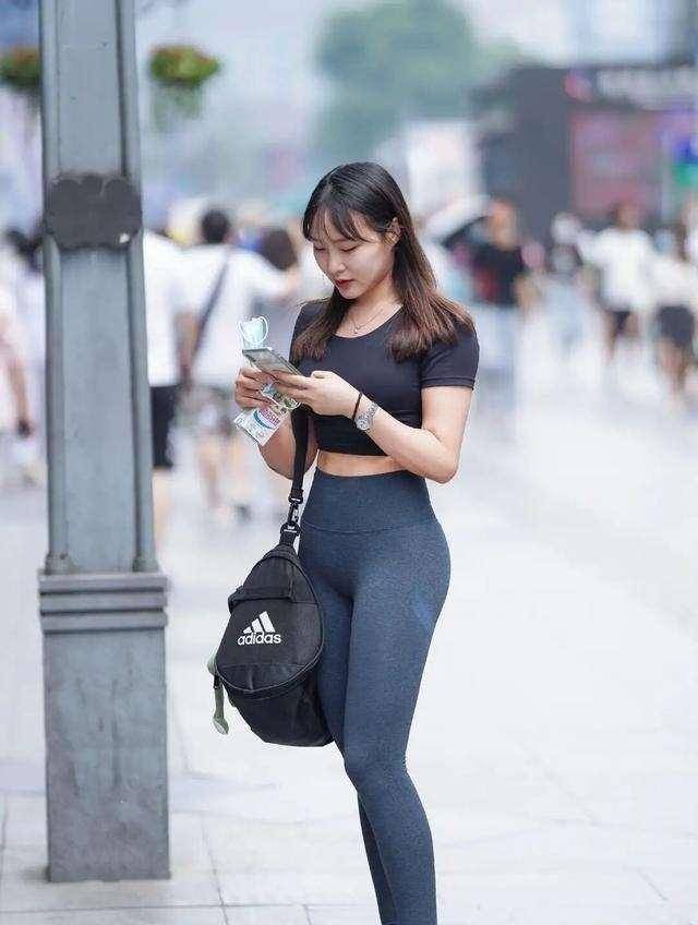 灰色短款短袖怎么搭_短款短袖夏季上衣女