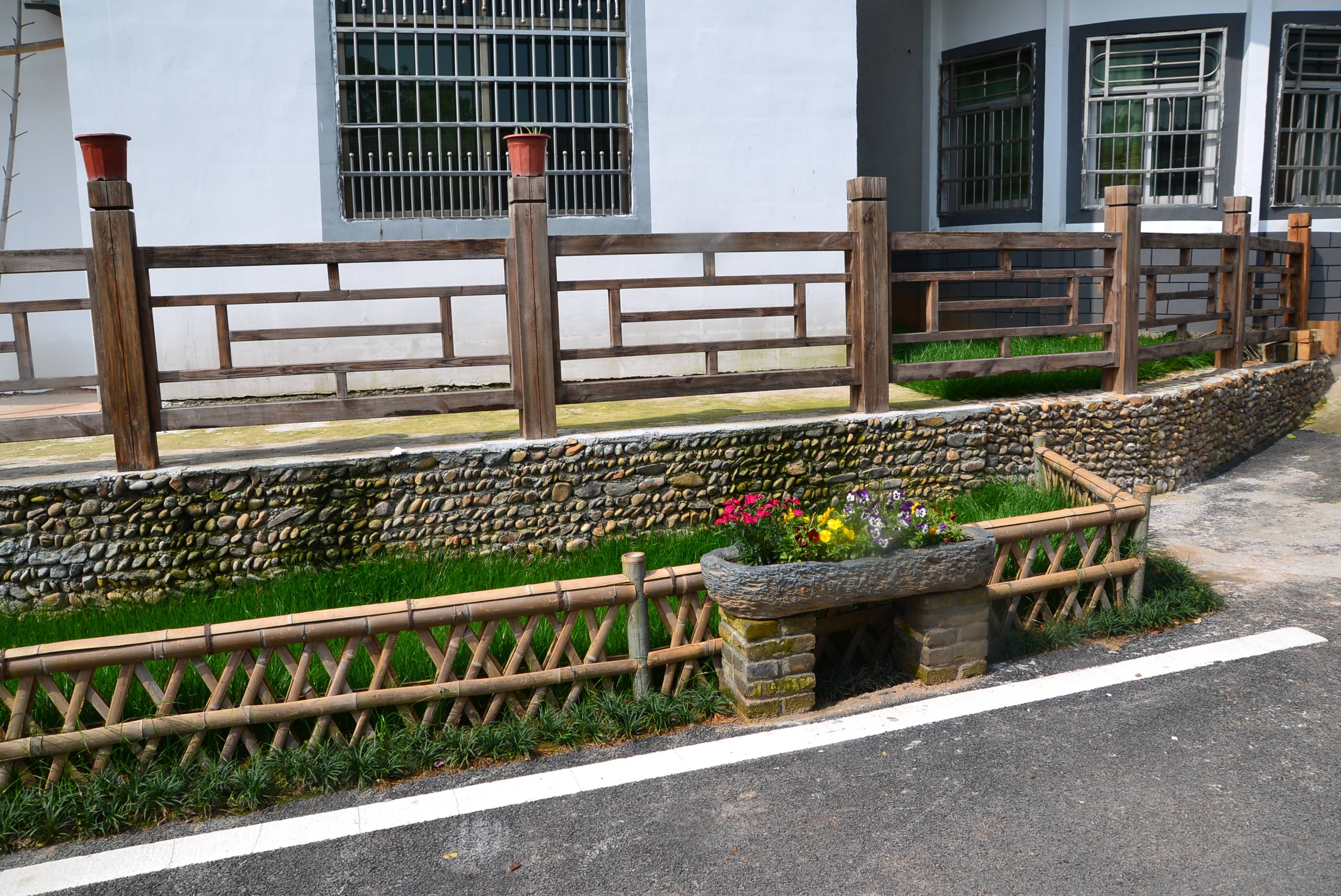 对影顾盼的水车,石磨盘,风车,篱笆,陶罐,白墙青瓦,一件件老物件,瞬间