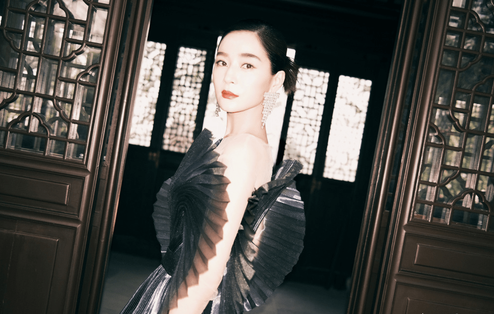 王媛可黑色长裙展现姣好身材 胸前开叉礼服真撩人